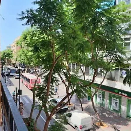Lovely Central 2 Bed Close To The Beach And Stations דירה