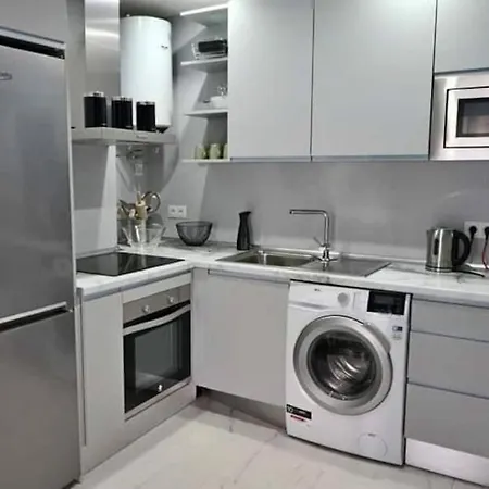 Lovely Central 2 Bed Close To The Beach And Stations פואנגירולה